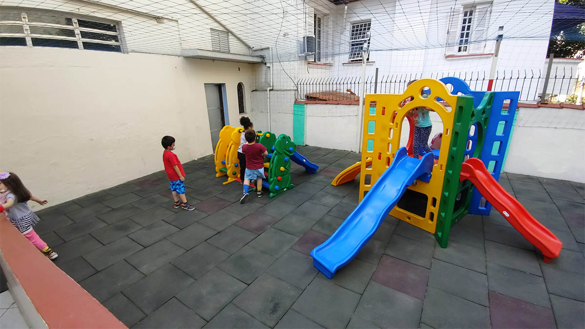 Imagem de alunos brincando no playground